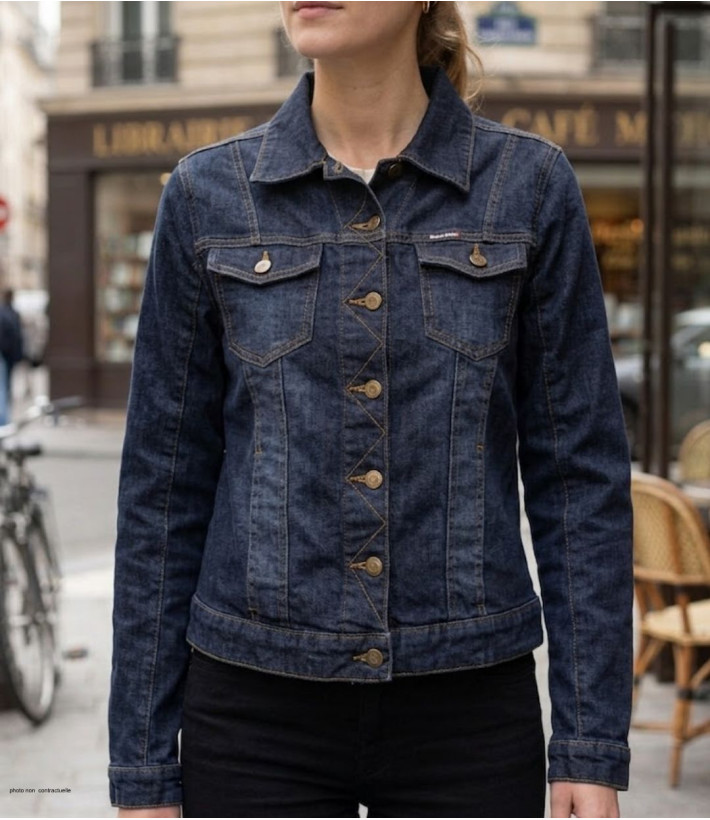 Blouson en jean pour femme de la marque MAYFLOWER modèle DALILA1B de couleur bleu denim en toile stretch confortable.