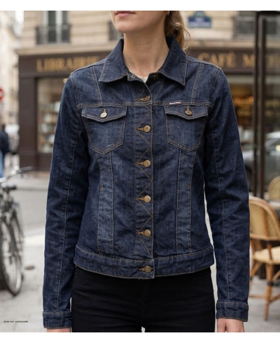 Blouson en jean pour femme de la marque MAYFLOWER modèle DALILA1B de couleur bleu denim en toile stretch confortable.