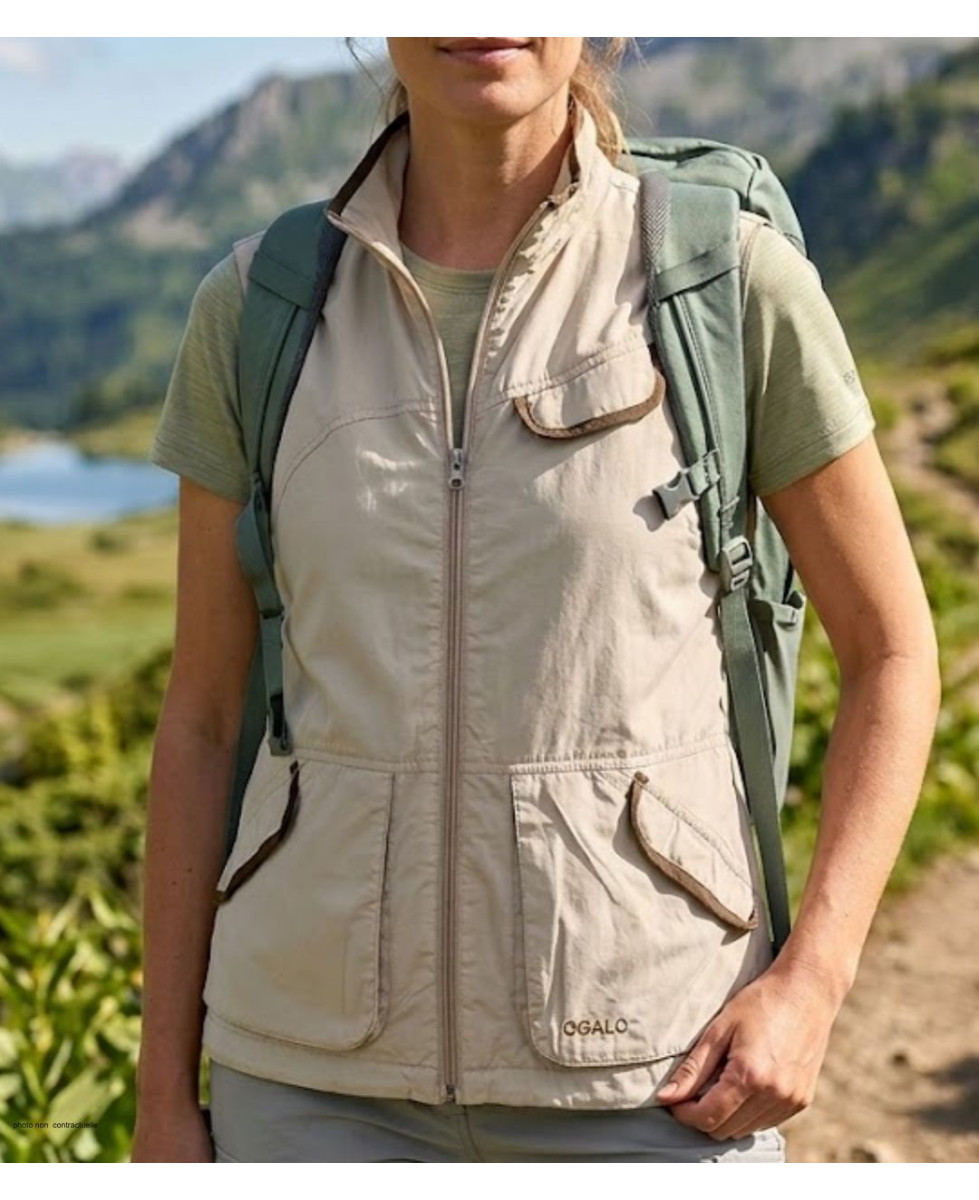Gilet sans manches pour femme OGALO modèle 211260U001 de coloris beige en pur coton avec fermeture boutonnée.