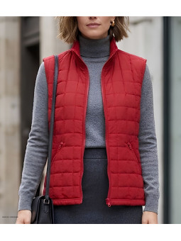 Gilet sans manches matelassé pour femme MAYFLOWER modèle 818052U003 de coloris griotte rouge avec fermeture zippée.