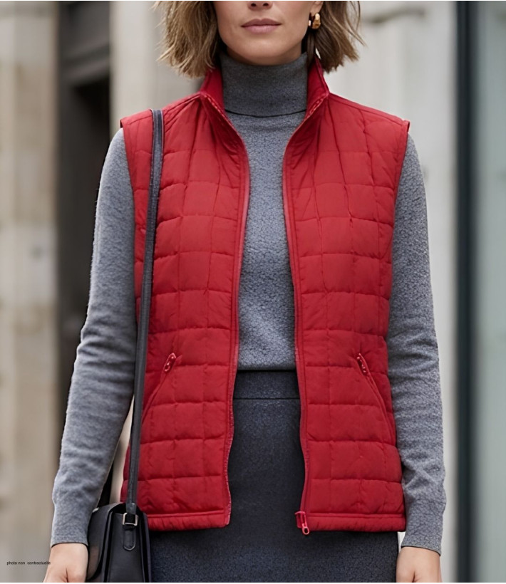 Gilet sans manches matelassé pour femme MAYFLOWER modèle 818052U003 de coloris griotte rouge avec fermeture zippée.