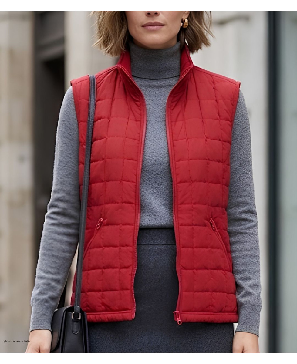Gilet sans manches matelassé pour femme MAYFLOWER modèle 818052U003 de coloris griotte rouge avec fermeture zippée.