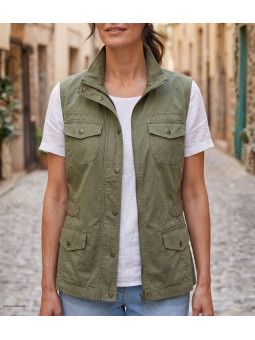 Gilet sans manches pour femme de la marque MAYFLOWER modèle MITSY1 de couleur vert kaki avec fermeture éclair et poches avant.