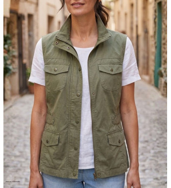 Gilet sans manches pour femme de la marque MAYFLOWER modèle MITSY1 de couleur vert kaki avec fermeture éclair et poches avant.