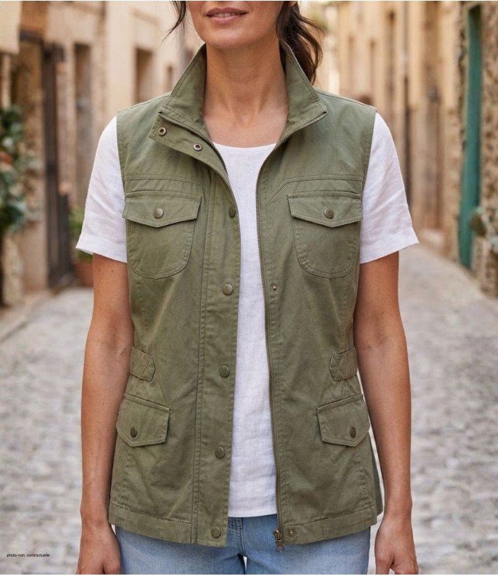 Gilet sans manches pour femme de la marque MAYFLOWER modèle MITSY1 de couleur vert kaki avec fermeture éclair et poches avant.