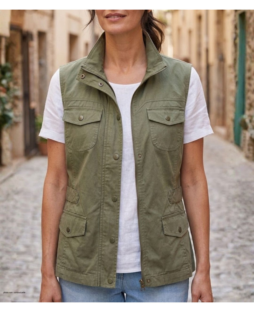 Gilet sans manches pour femme de la marque MAYFLOWER modèle MITSY1 de couleur vert kaki avec fermeture éclair et poches avant.