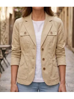 Veste en tissu extensible pour femme de la marque MAYFLOWER modèle SE1080 de couleur beige avec poches poitrine boutonnées.