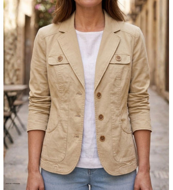 Veste en tissu extensible pour femme de la marque MAYFLOWER modèle SE1080 de couleur beige avec poches poitrine boutonnées.