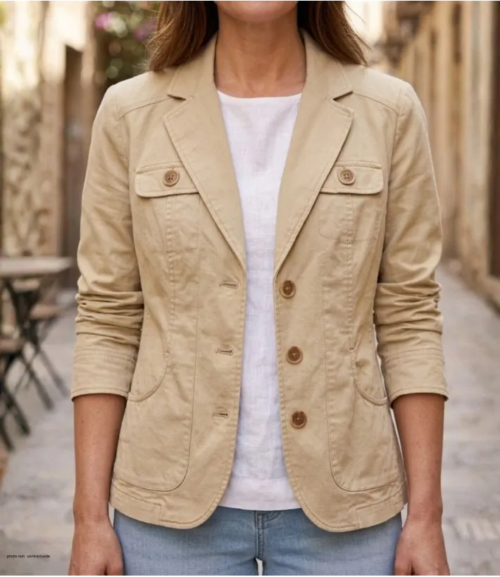 Veste en tissu extensible pour femme de la marque MAYFLOWER modèle SE1080 de couleur beige avec poches poitrine boutonnées.
