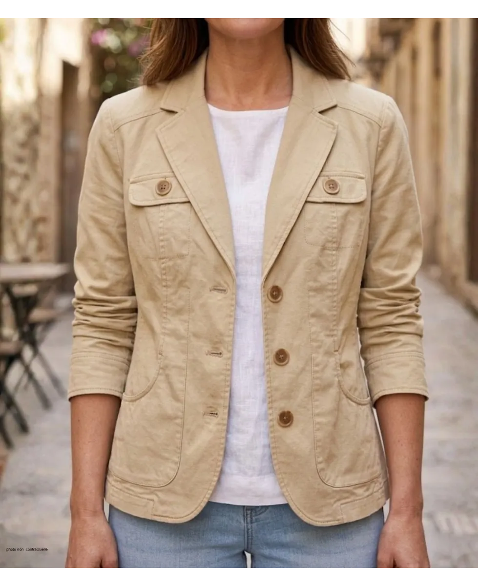 Veste en tissu extensible pour femme de la marque MAYFLOWER modèle SE1080 de couleur beige avec poches poitrine boutonnées.