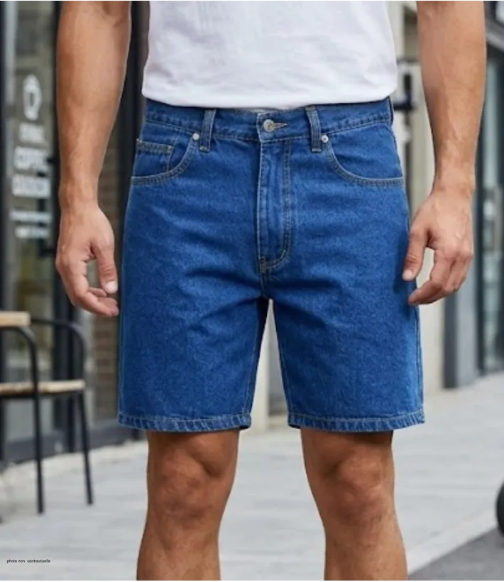 Short en jean pour homme de la marque Challenger modèle R313 de couleur bleu stone avec ses poches apparentes.