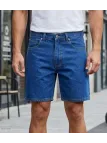 Short en jean pour homme de la marque Challenger modèle R313 de couleur bleu stone avec ses poches apparentes.