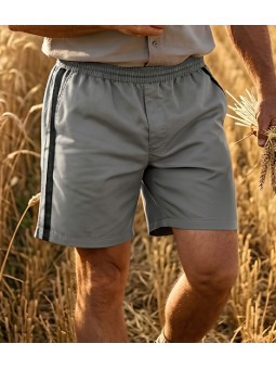Short court pour homme de la marque CHALLENGER modèle 8L de couleur gris avec bande noire et taille élastiquée.