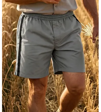 Short court pour homme de la marque CHALLENGER modèle 8L de couleur gris avec bande noire et taille élastiquée.