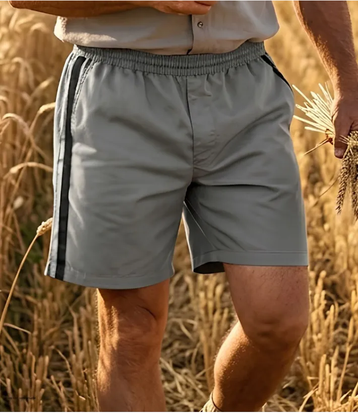 Short court pour homme de la marque CHALLENGER modèle 8L de couleur gris avec bande noire et taille élastiquée.