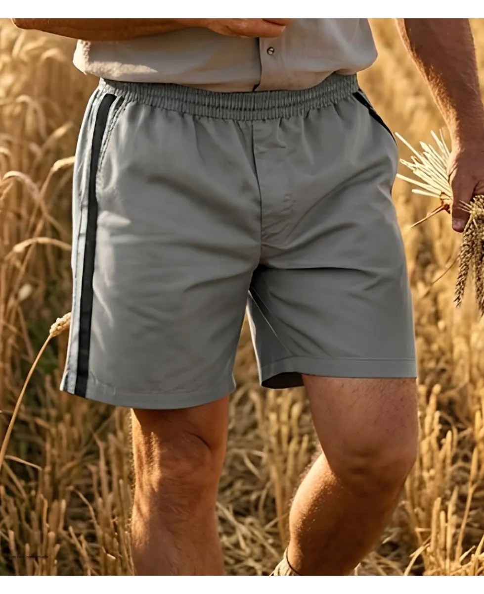 Short court pour homme de la marque CHALLENGER modèle 8L de couleur gris avec bande noire et taille élastiquée.