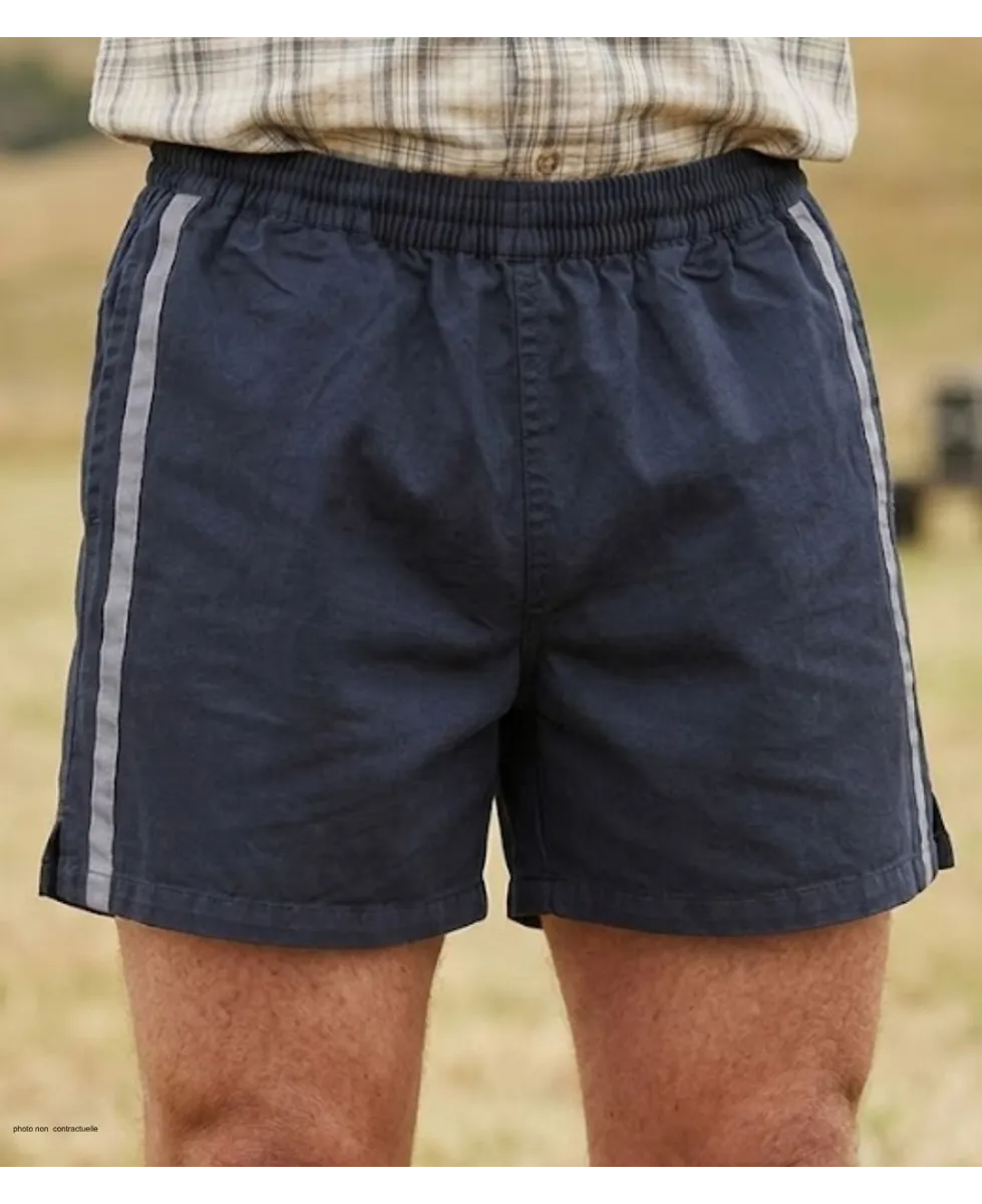 Short court pour homme de la marque CHALLENGER modèle 8L de couleur noir avec bande grise et taille élastiquée.