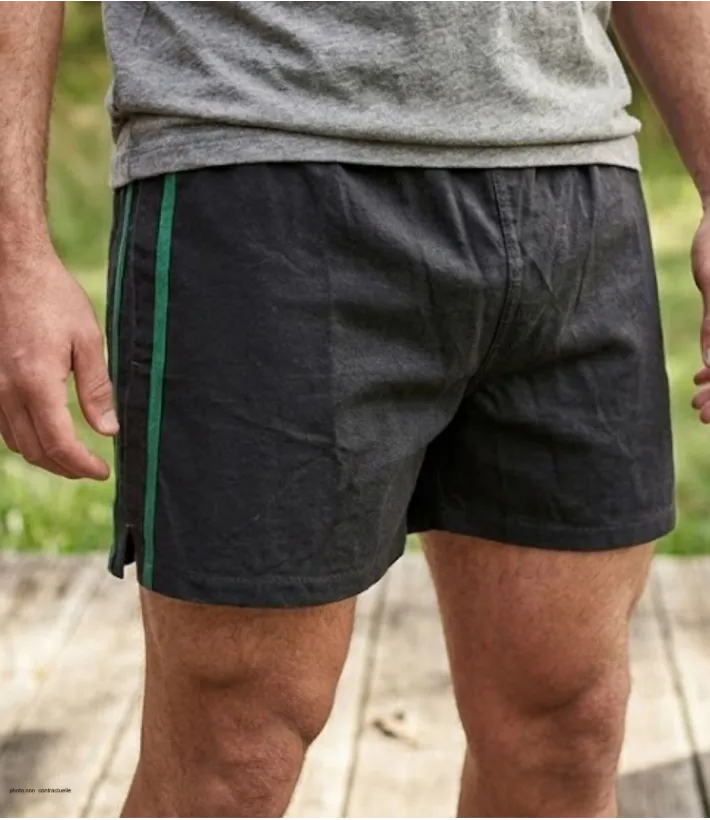 Short court pour homme de la marque CHALLENGER modèle 8L de couleur noir avec une bande verte et une taille élastiquée.