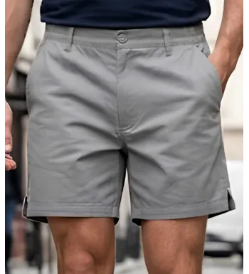 Short pour homme de la marque CHALLENGER modèle BANJO2 de couleur grise en toile de coton twill avec taille semi-élastiquée.