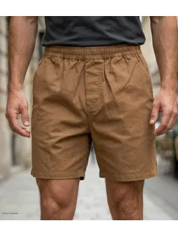 Short pour homme de la marque CHALLENGER modèle BIVOUAC3 de couleur camel marron en coton avec taille élastiquée souple.