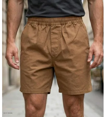 Short pour homme de la marque CHALLENGER modèle BIVOUAC3 de couleur camel marron en coton avec taille élastiquée souple.