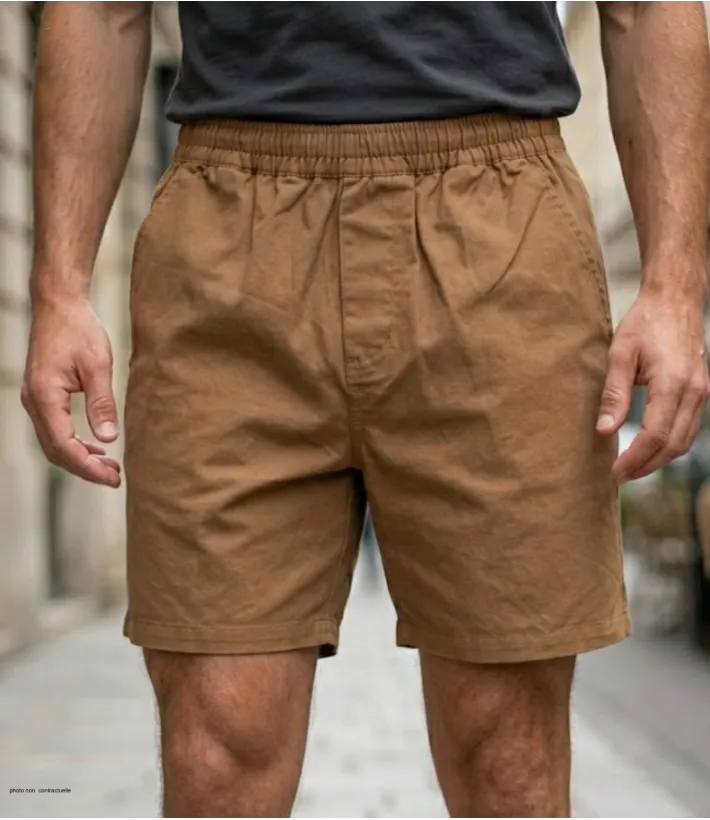 Short pour homme de la marque CHALLENGER modèle BIVOUAC3 de couleur camel marron en coton avec taille élastiquée souple.