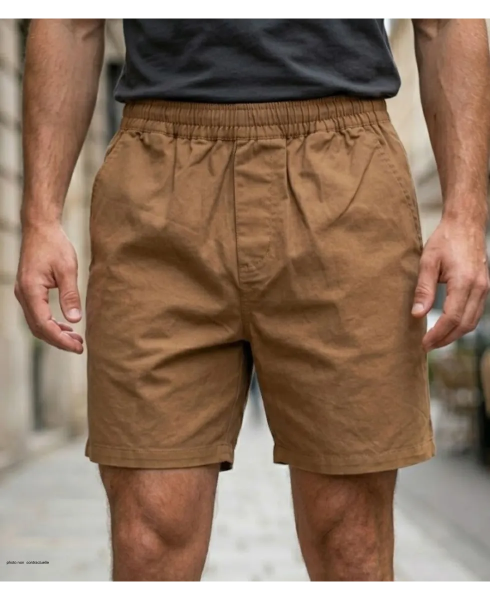 Short pour homme de la marque CHALLENGER modèle BIVOUAC3 de couleur camel marron en coton avec taille élastiquée souple.