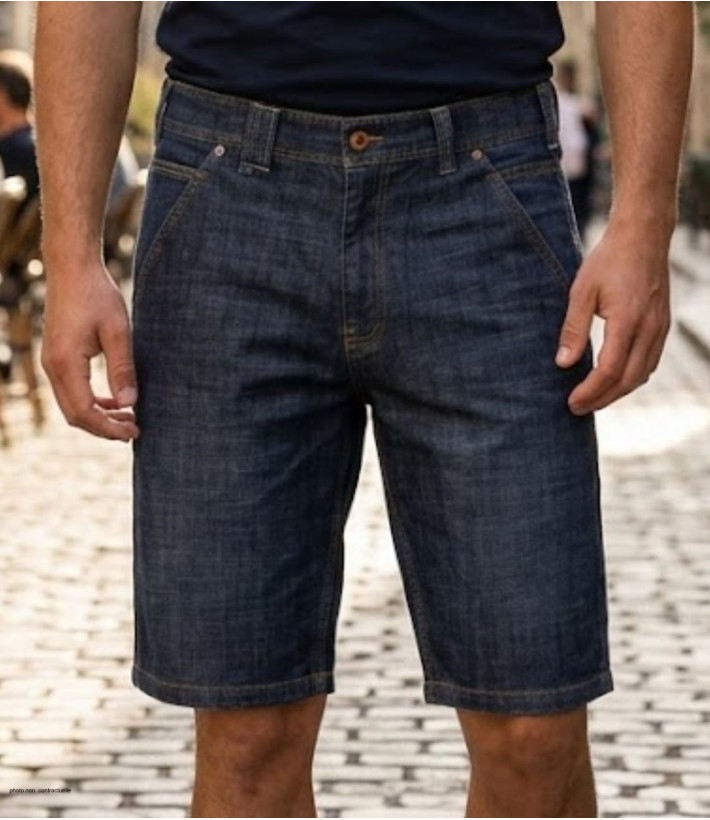 Bermuda en jean extensible pour homme de la marque CHALLENGER modèle IBIS1 coloris bleu effet used de face.