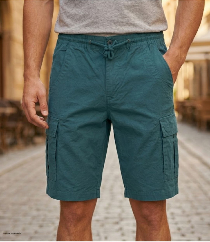 Bermuda pour homme de marque CHALLENGER modèle ILOT2 de style cargo avec ceinture élastique et poches latérales.