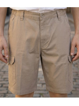 Bermuda pour homme de la marque CHALLENGER modèle INCA1 en coton twill de couleur beige avec poches cargo et taille élastique.
