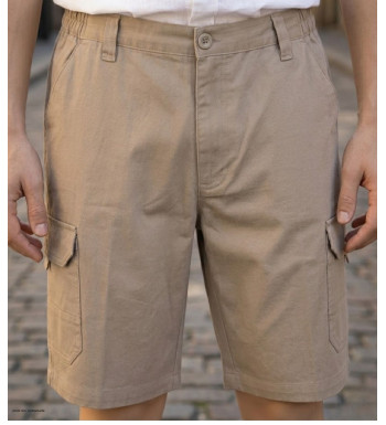 Bermuda pour homme de la marque CHALLENGER modèle INCA1 en coton twill de couleur beige avec poches cargo et taille élastique.