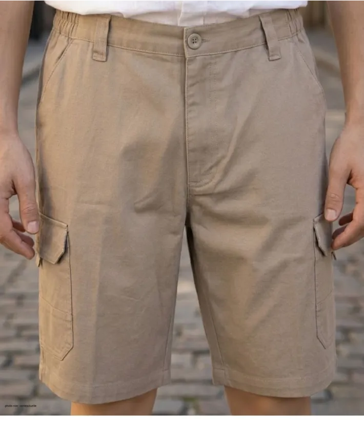 Bermuda pour homme de la marque CHALLENGER modèle INCA1 en coton twill de couleur beige avec poches cargo et taille élastique.
