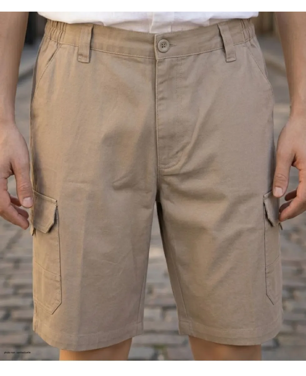 Bermuda pour homme de la marque CHALLENGER modèle INCA1 en coton twill de couleur beige avec poches cargo et taille élastique.