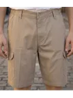Bermuda pour homme de la marque CHALLENGER modèle INCA1 en coton twill de couleur beige avec poches cargo et taille élastique.