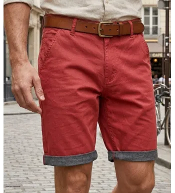 Bermuda uni pour homme de marque CHALLENGER modèle L2102A coloris rouge en coton twill avec poches et revers en chambray.