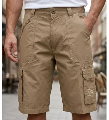 Bermuda cargo beige pour homme de marque WINCHESTER modèle WE1277B en coton léger avec poches à rabat et poche zippée.