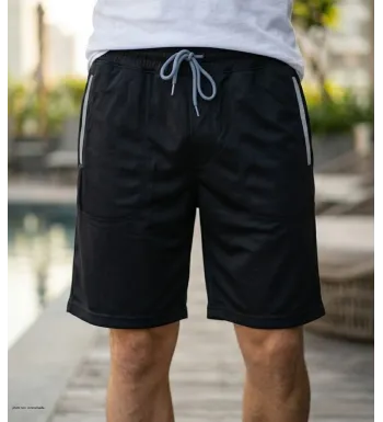 Bermuda en molleton pour homme de la marque CHALLENGER modèle ISAK1 de couleur noire avec poches latérales zippées.