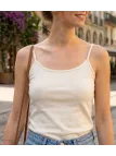 Top uni pour femme à fines bretelles de la marque MAYFLOWER modèle LINNA2 de couleur blanc écru avec broderie délicate.