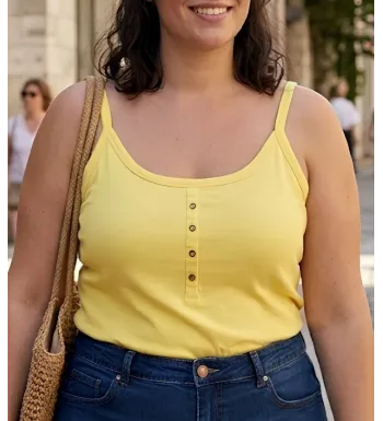 Top grande taille pour femme à fines bretelles de la marque AXONE modèle EPICE3J coloris jaune avec col boutonné.