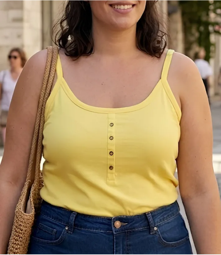 Top grande taille pour femme à fines bretelles de la marque AXONE modèle EPICE3J coloris jaune avec col boutonné.