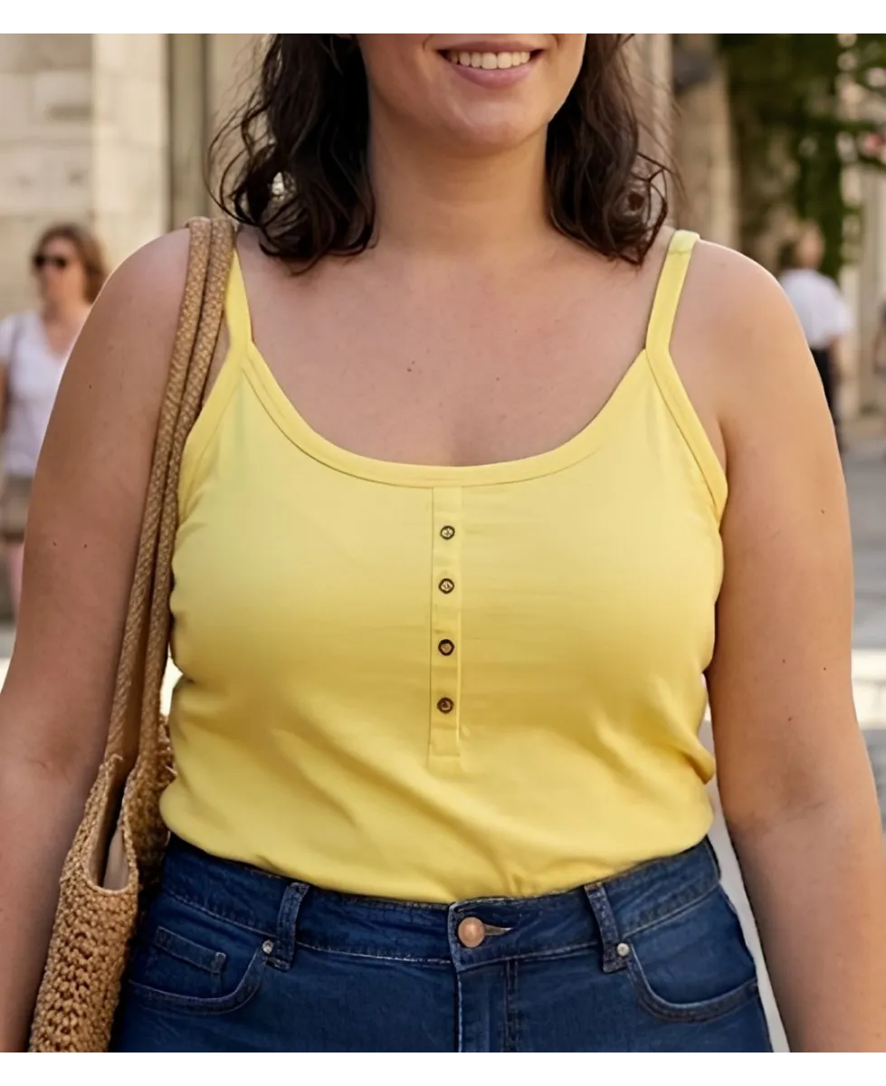 Top grande taille pour femme à fines bretelles de la marque AXONE modèle EPICE3J coloris jaune avec col boutonné.