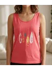 Débardeur rose pour femme en coton de marque Mayflower modèle DEF4007A avec sérigraphie imprimée sur le devant et col rond.