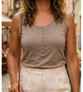 Débardeur couleur taupe en coton flammé avec col tunisien boutonné modèle DALTON1 par MAYFLOWER.