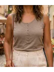 Débardeur couleur taupe en coton flammé avec col tunisien boutonné modèle DALTON1 par MAYFLOWER.