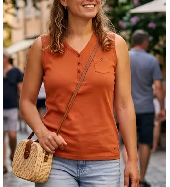Débardeur orange pour femme en pur coton avec col tunisien à boutons en bois et poche poitrine modèle DARGO2 par MAYFLOWER.
