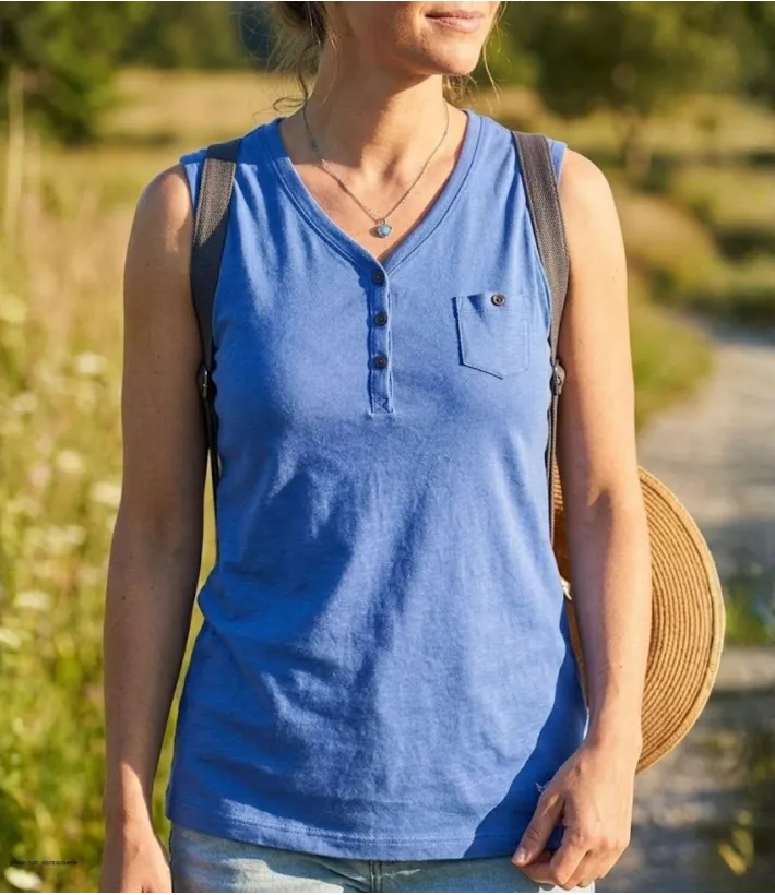 Débardeur uni pour femme de la marque MAYFLOWER modèle DARGO4 avec col tunisien boutonné et poche poitrine.