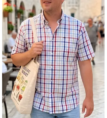 Chemise à carreaux manches courtes pour homme coloris blanc bleu et rouge CHALLENGER modèle B3105A avec poche poitrine plaquée.