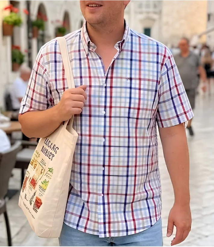 Chemise à carreaux manches courtes pour homme coloris blanc bleu et rouge CHALLENGER modèle B3105A avec poche poitrine plaquée.