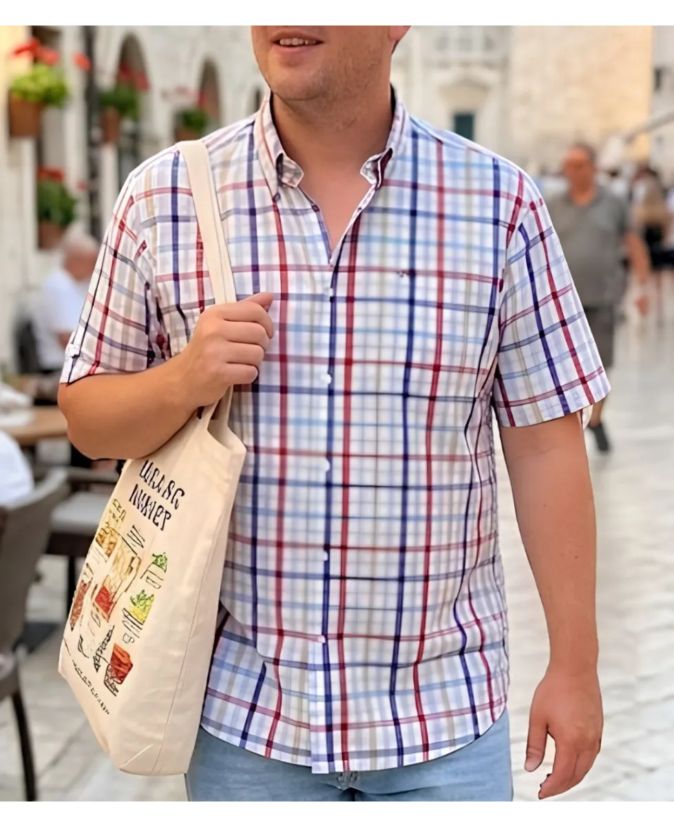 Chemise à carreaux manches courtes pour homme coloris blanc bleu et rouge CHALLENGER modèle B3105A avec poche poitrine plaquée.