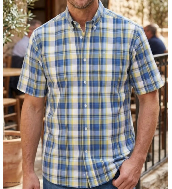 Chemise à carreaux manches courtes pour homme coloris bleu et jaune CHALLENGER modèle B3107A avec poche poitrine plaquée.